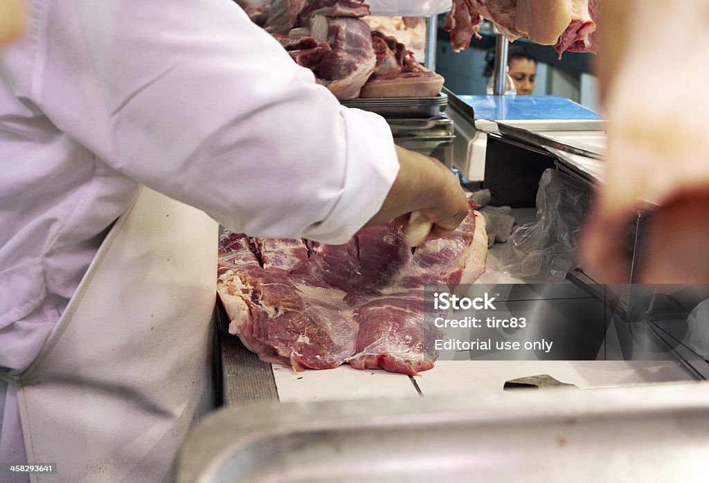 Hembra butcher corte de carne en Lima street market - Foto de stock de Adulto libre de derechos