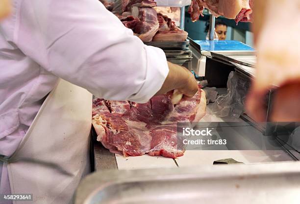 Hembra Butcher Corte De Carne En Lima Street Market Foto de stock y más banco de imágenes de Adulto