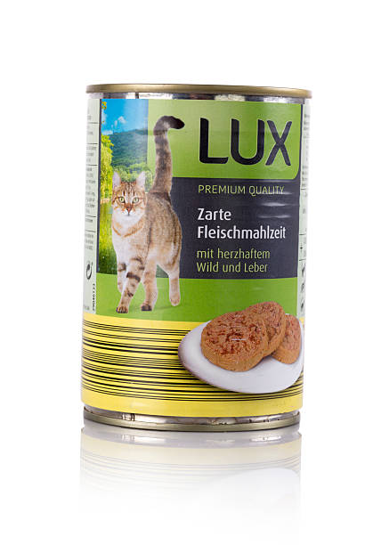 немецкий могут корм для кошек на белом - community outreach german culture variation undomesticated cat стоковые фото и изображения