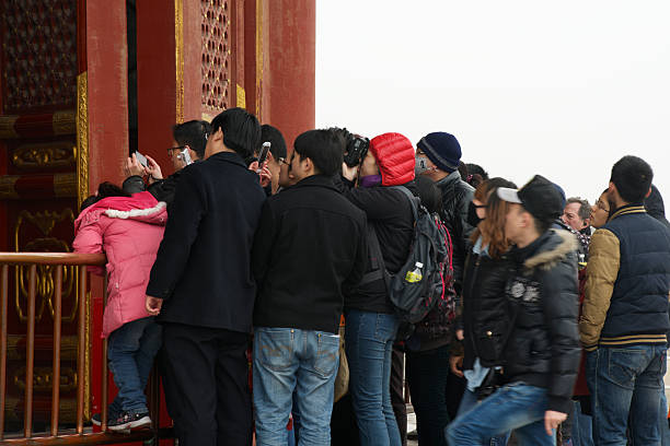 les visiteurs de temple du ciel à froid et hazy jour - beijing temple of heaven temple door photos et images de collection