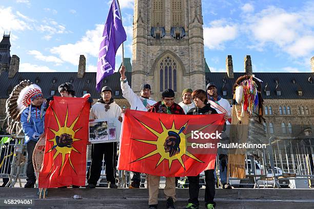 Cree Youth Walkers Ankunft In Ottawa Stockfoto und mehr Bilder von Demonstration - Demonstration, Kanada, Flagge