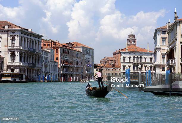 Foto de Gondoleiro Passeios De Gôndola No Grand Canal Veneza Itália e mais fotos de stock de Adulto