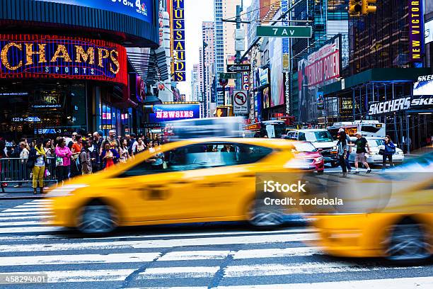 Miejskie Życie W Nowym Jorku Żółte Taksówki I Ludzi - zdjęcia stockowe i więcej obrazów Aleja