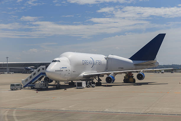 boeing 747 dreamlifter/grande carga de carga no japão - chubu centrair international airport - fotografias e filmes do acervo
