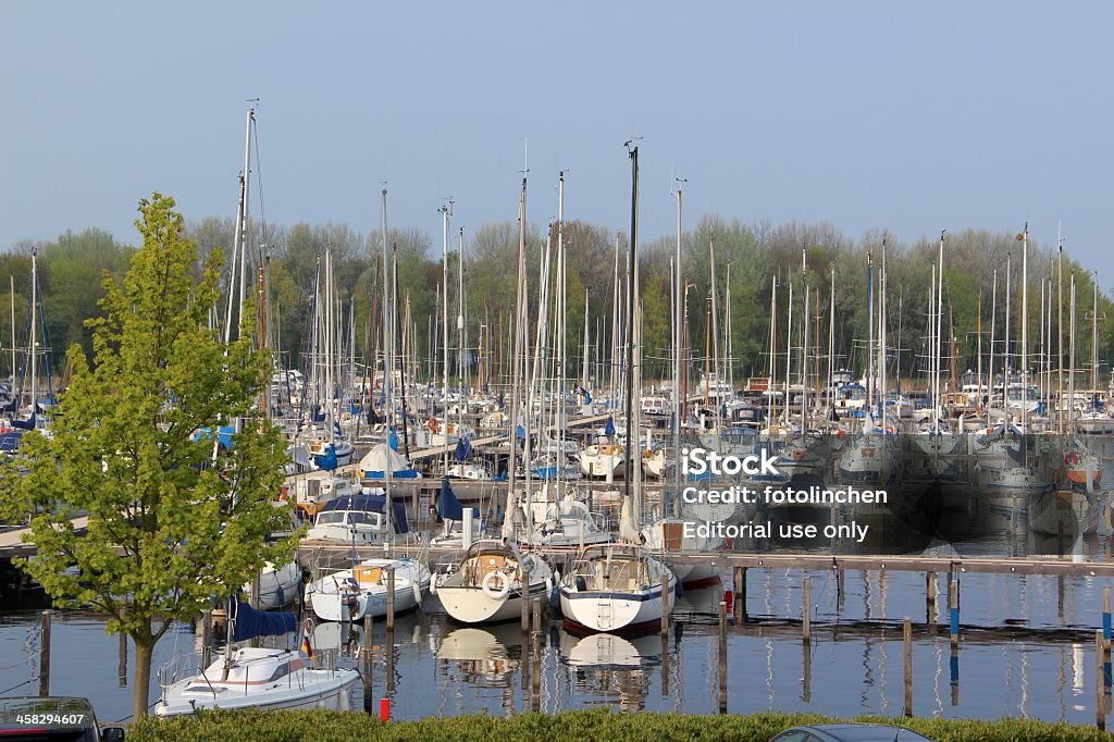 Yachten und Boote im Hafen von Naarden - Lizenzfrei Anlegestelle Stock-Foto