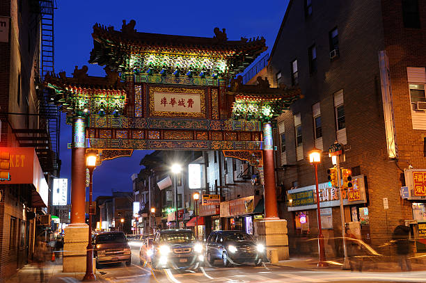 amizade portão de chinatown em filadélfia - philadelphia pennsylvania sidewalk street - fotografias e filmes do acervo