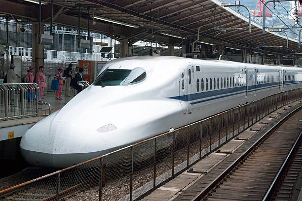 Shinkansen Trem-bala na Estação ferroviária de Tóquio - fotografia de stock