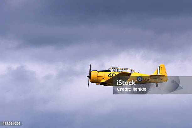Harvard Самолёт — стоковые фотографии и другие картинки Авиационное крыло - Авиационное крыло, Авиашоу, Ветер