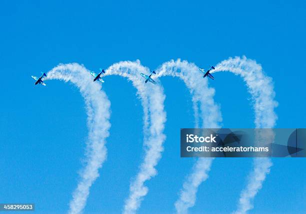 Лезвия Aerobatic Дисплей Команды На Авиашоу — стоковые фотографии и другие картинки Авиакосмическая промышленность - Авиакосмическая промышленность, Авиашоу, Англия