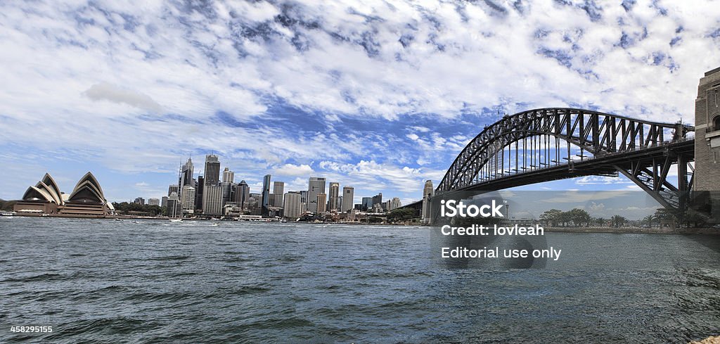 Сиднейский оперный театр и мост Harbour Bridge & город (Panorama) - Стоковые фото Circular Quay роялти-фри