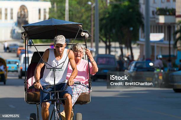 Táxi Cuba - Fotografias de stock e mais imagens de Adulto - Adulto, América Latina, Ao Ar Livre