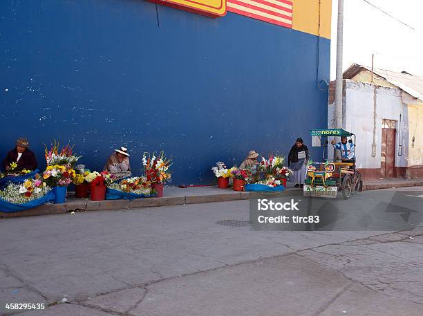 Flor Sellers En Puno De Carretera Foto de stock y más banco de imágenes de Acera - Acera, Adulto, Aire libre