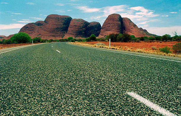 caminho para o olgas, território do norte austrália - olgas imagens e fotografias de stock