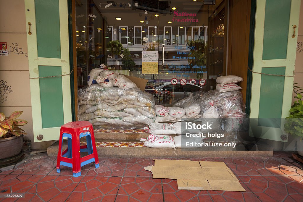 Avec les sacs de 7-11 Bangkok, Thaïlande - Photo de Inondation libre de droits