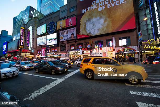Time Square W Noc - zdjęcia stockowe i więcej obrazów Aleja - Aleja, Ameryka, Bilbord elektroniczny