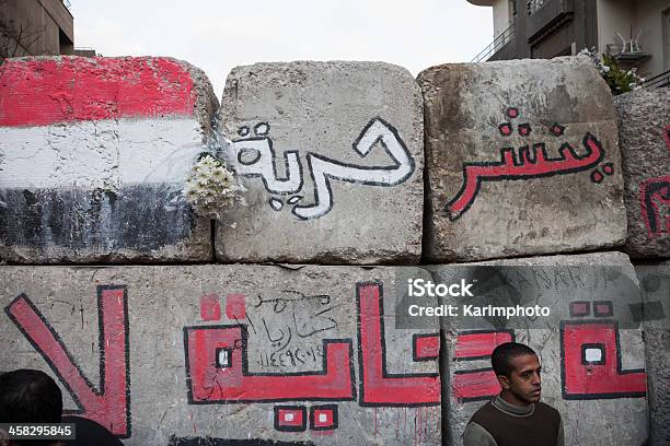 Enorme Strada A Tahrir Blocco - Fotografie stock e altre immagini di Bandiera dell'Egitto - Bandiera dell'Egitto, Blocco di calcestruzzo, Dimostrazione di protesta