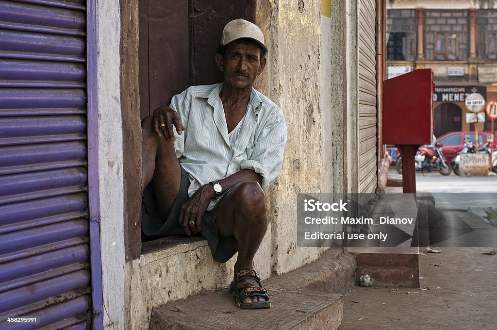 Indiano uomo seduto sulla strada - Foto stock royalty-free di Adulto