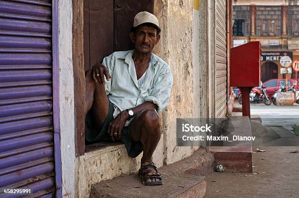 Indiano Uomo Seduto Sulla Strada - Fotografie stock e altre immagini di Adulto - Adulto, Ambientazione esterna, Antigienico