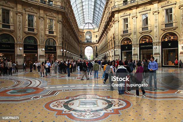 Photo libre de droit de Milan Boutiques De Luxe banque d'images et plus d'images libres de droit de A la mode - A la mode, Adulte, Affluence