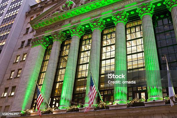 Foto de Wall Street e mais fotos de stock de Wall Street - Wall Street, Bolsa de Valores de Nova York, Baixo Manhattan