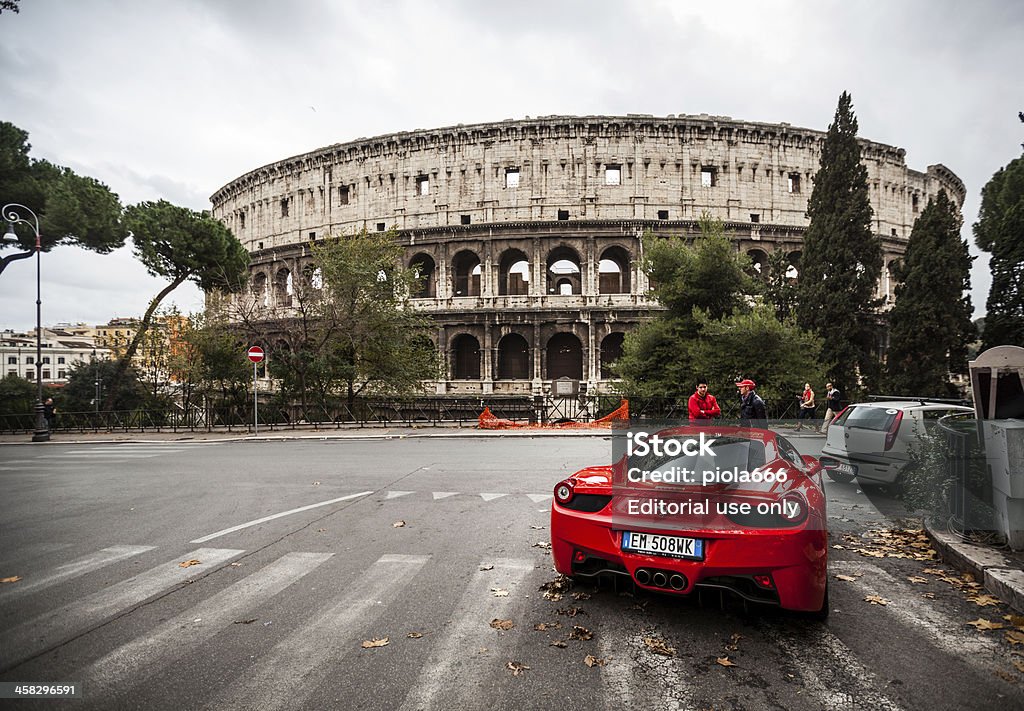 Ferrari 458 Italia und das Kolosseum in Rom - Lizenzfrei Ferrari Stock-Foto