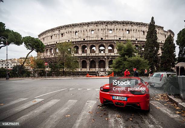 Ferrari 458 Italia Und Das Kolosseum In Rom Stockfoto und mehr Bilder von Ferrari - Ferrari, Rom - Italien, Auto