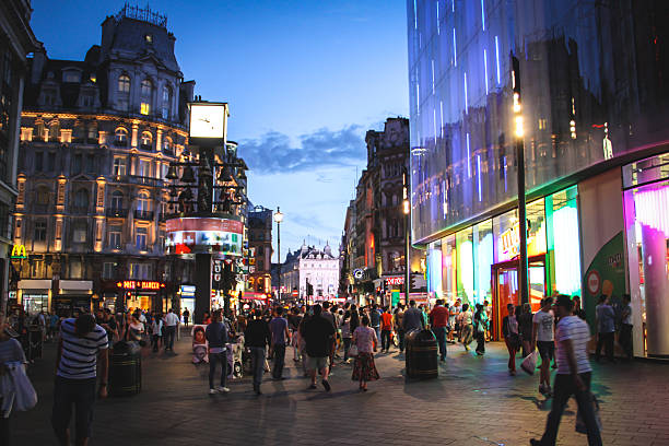 leicester square à noite, londres - praça leicester imagens e fotografias de stock