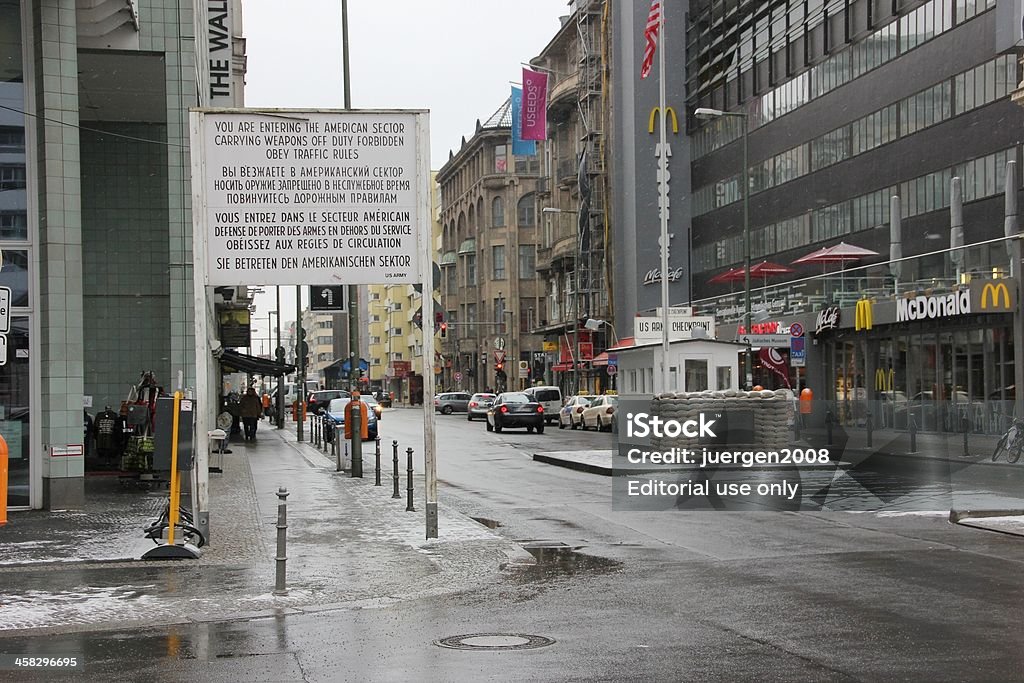 Checkpoint Charlie - Foto de stock de Alemania libre de derechos