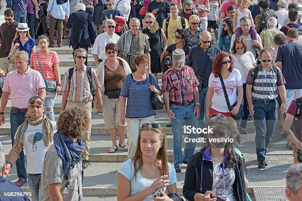 Foto de Os Turistas e mais fotos de stock de Andar - Andar, Cidade, Degraus