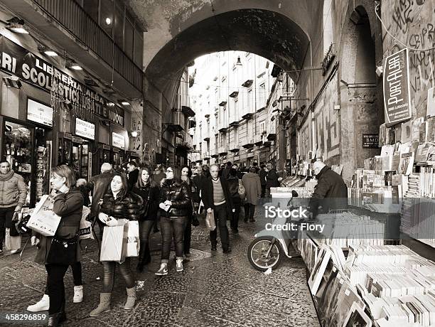 ショッピングには通りの Naples Italy - エディトリアルのストックフォトや画像を多数ご用意 - エディトリアル, ビジネス, モノクロ