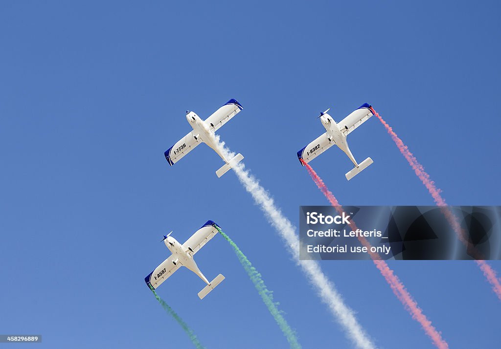 Equipo Aerobatic Wefly formas los colores de la bandera italiana - Foto de stock de Acontecimiento libre de derechos