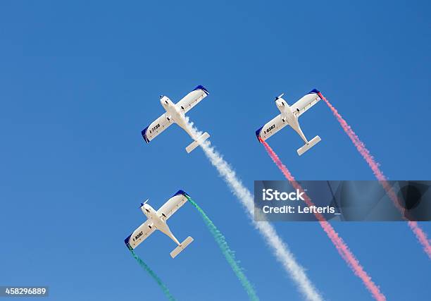 Equipo Aerobatic Wefly Formas Los Colores De La Bandera Italiana Foto de stock y más banco de imágenes de Acontecimiento