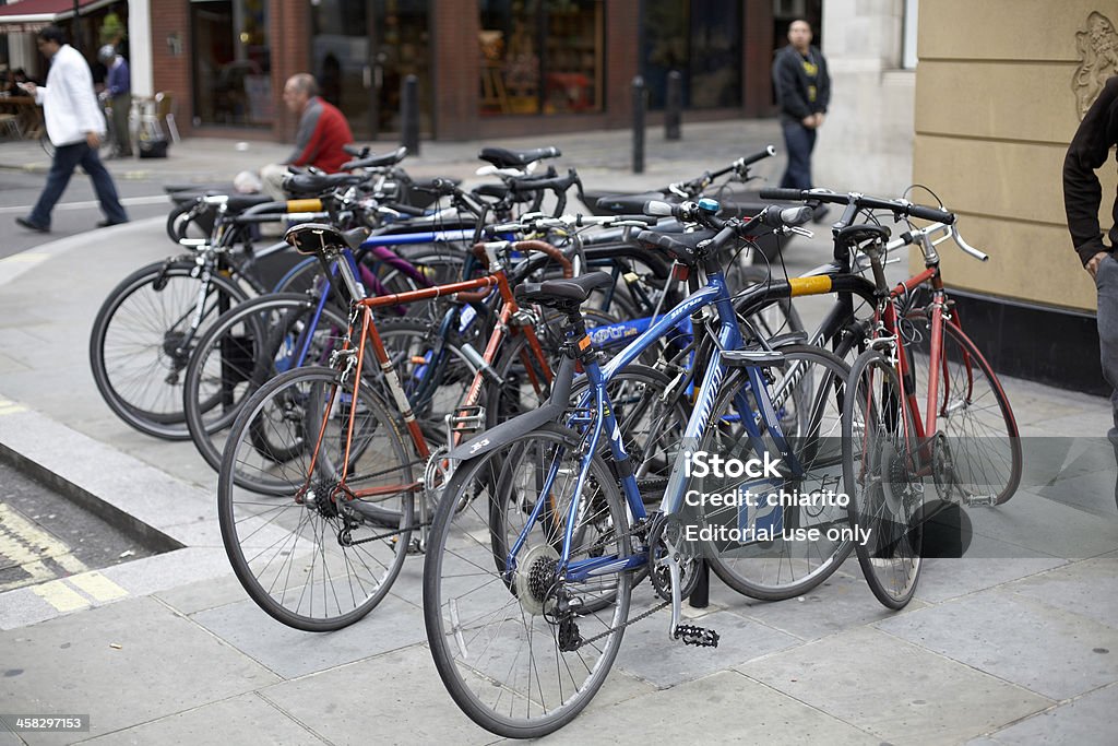 Vélos garés le long de la rue, à Londres - Photo de Capitales internationales libre de droits