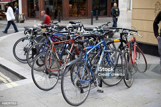 Photo libre de droit de Vélos Garés Le Long De La Rue À Londres banque d'images et plus d'images libres de droit de Capitales internationales - Capitales internationales, Cycle, En métal