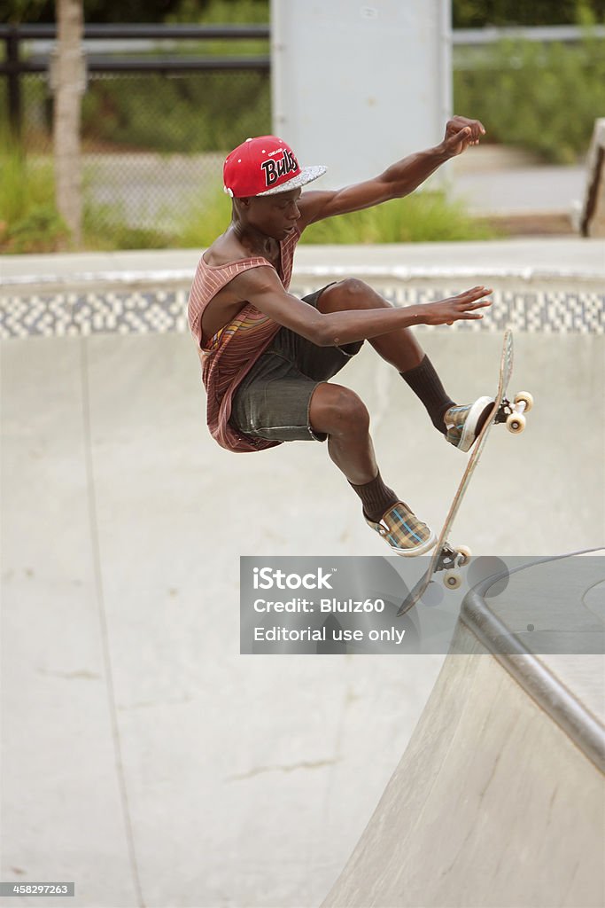 Adolescente realiza Jump practicar Skateboarding en monopatín - Foto de stock de Adolescente libre de derechos