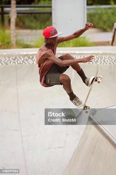 Adolescente Realiza Jump Practicar Skateboarding En Monopatín Foto de stock y más banco de imágenes de Adolescente