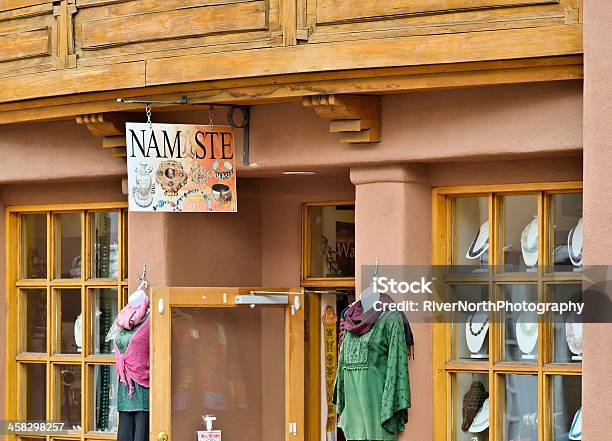 Santa Fe - zdjęcia stockowe i więcej obrazów Biżuteria - Biżuteria, Butik, Chodnik