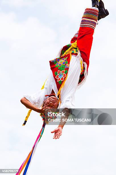 Foto de Dança Tradicional Da Cerimônia Maia Flyers e mais fotos de stock de Adulto - Adulto, América Latina, Antigo