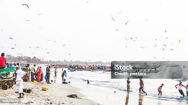 Photo libre de droit de Foule De Pêcheurs Des Villages De La Plage banque d'images et plus d'images libres de droit de Acheter - Acheter, Adolescent, Adulte