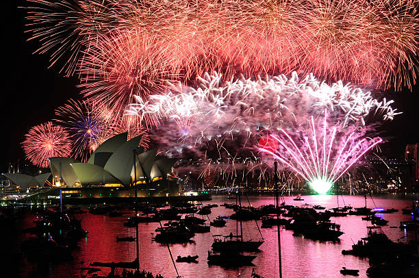 fuegos artificiales de año nuevo en sydney - sydney australia sydney opera house australia sydney harbor fotografías e imágenes de stock