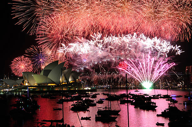 feux d'artifice du nouvel an à sydney - sydney opera house opera house sydney australia sydney harbor photos et images de collection