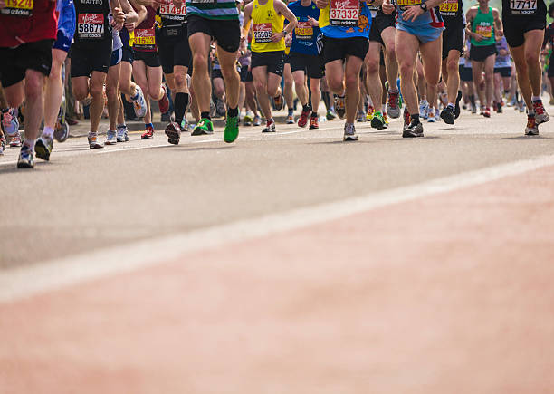 maratona corridori.  londra.  composizione orizzontale - london marathon foto e immagini stock