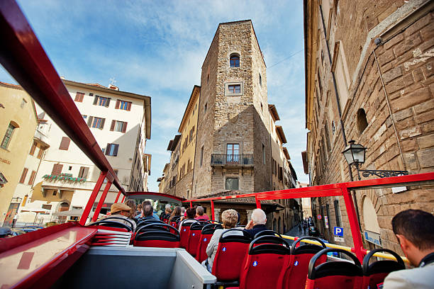 passeio turístico de ônibus com turistas em florença, itália - narrow florence italy italy women - fotografias e filmes do acervo