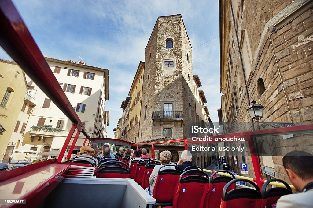 Обзорная экскурсия на автобус с туристами в Флоренции, Италия - Стоковые фото Автобус роялти-фри