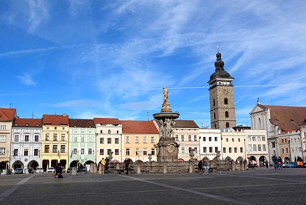 town square, no centro de ceske budejovice - downtown district town square village well - fotografias e filmes do acervo