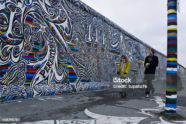 Menschen Fuß Entlang Der Wand Stockfoto und mehr Bilder von Berliner Mauer - Berliner Mauer, Fall der Berliner Mauer, Berlin