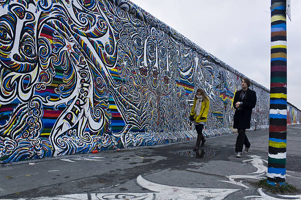 pessoas caminhando ao longo da parede - graffiti paintings men walking - fotografias e filmes do acervo