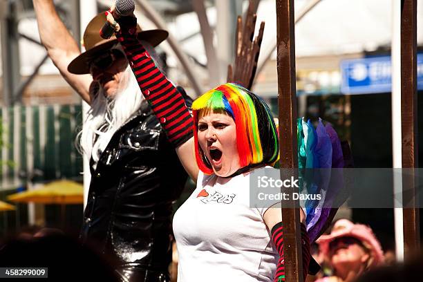 Desfile Del Orgullo Gay Foto de stock y más banco de imágenes de Adulto - Adulto, Aire libre, Alegre