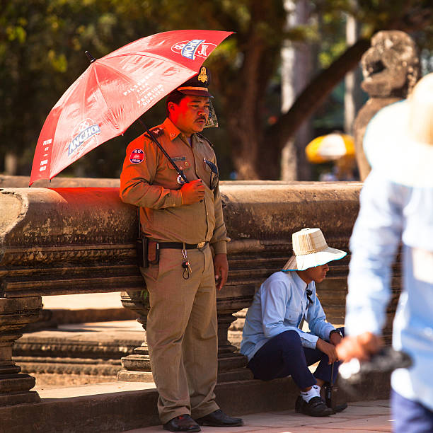 сambodian policial em angkor wat em siem reap, camboja. - destrination - fotografias e filmes do acervo