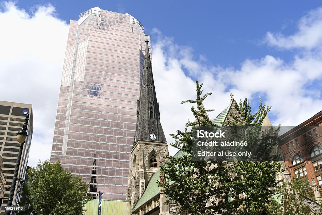 크라이스트 교회 캐서드럴 및 KPMG 타워 몬트리얼 - 로열티 프리 건물 외관 스톡 사진